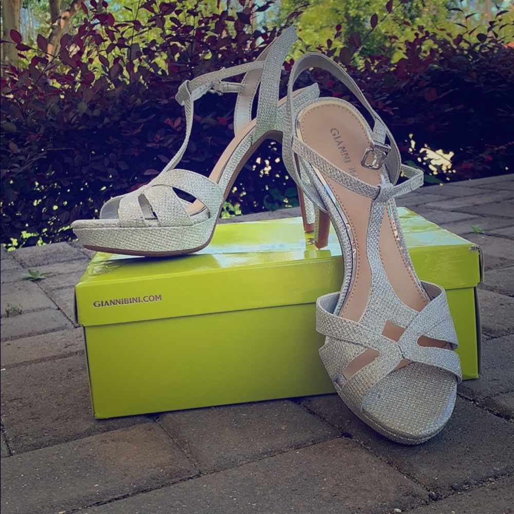 *New* Gianni Bini Heleena Metallic Dress Sandals